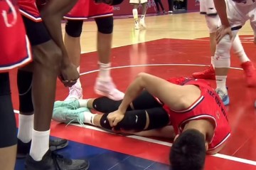 开云集团-看着心酸！郭艾伦膝伤倒地不起，一度仰天痛哭，但愿不是大伤！