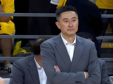 0分0板3犯规！不止徐昕焦泊乔，CBA状元郎也被杜锋用废了